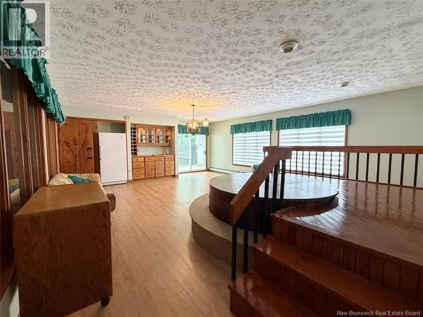 2371 Commerciale Street — photo 9 of 40