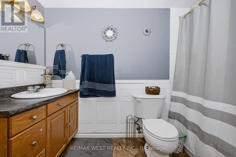 2307 - 75 Emmett Avenue — photo 35 of 40