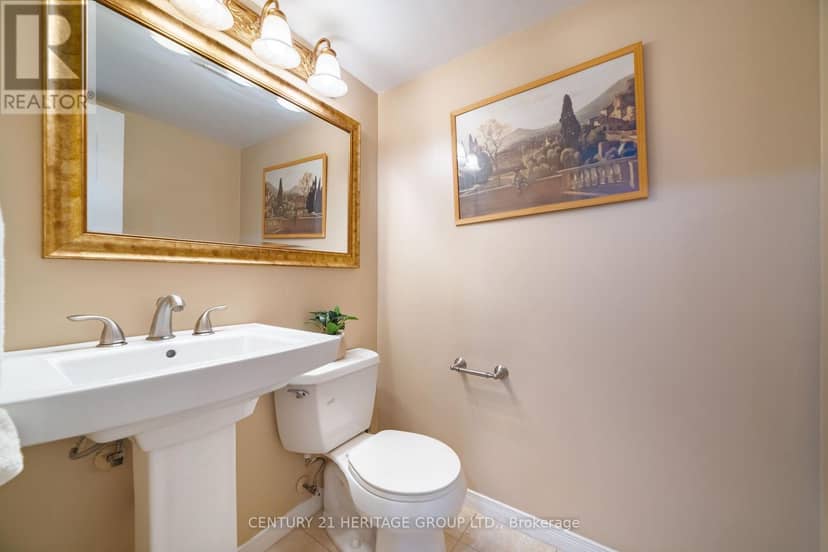 38 Kitsilano Crescent — photo 10 of 20