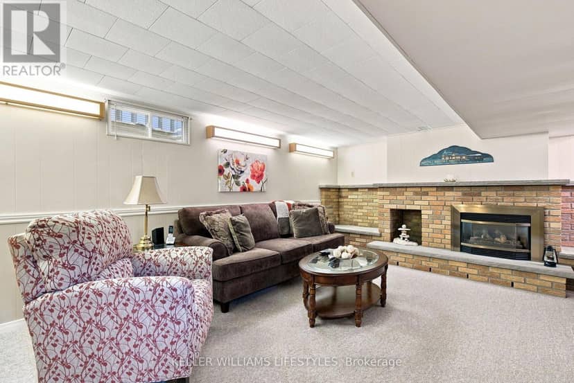 65 Villeneuve Crescent — photo 21 of 39