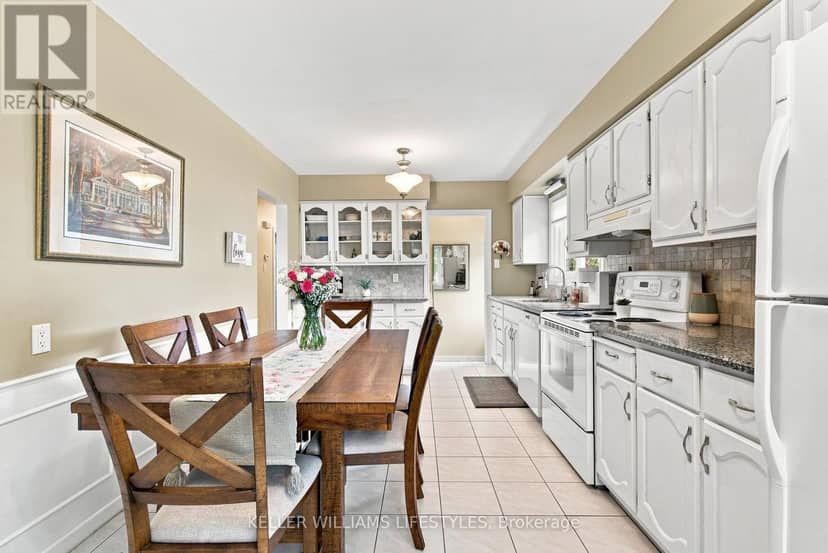 65 Villeneuve Crescent — photo 11 of 39