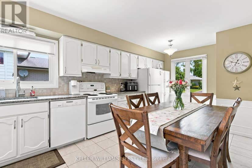65 Villeneuve Crescent — photo 8 of 39