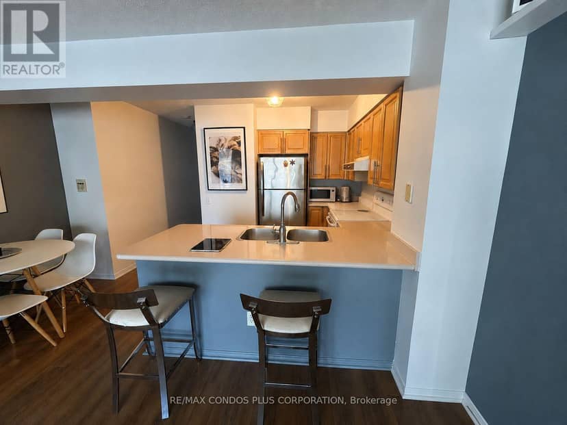 808 - 750 Bay Street — photo 4 of 12