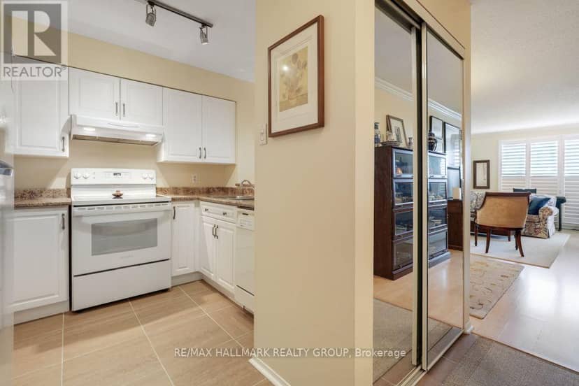1006 - 545 St Laurent Boulevard — photo 5 of 34
