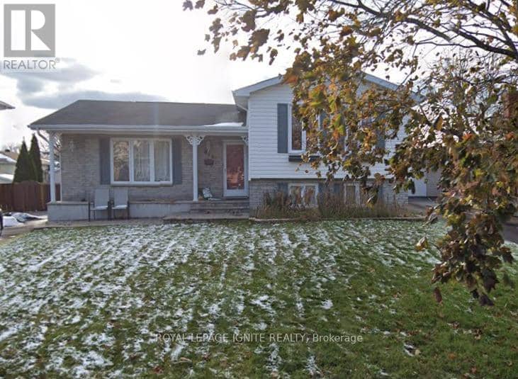 810 Chelsea Crescent — photo 1 of 2