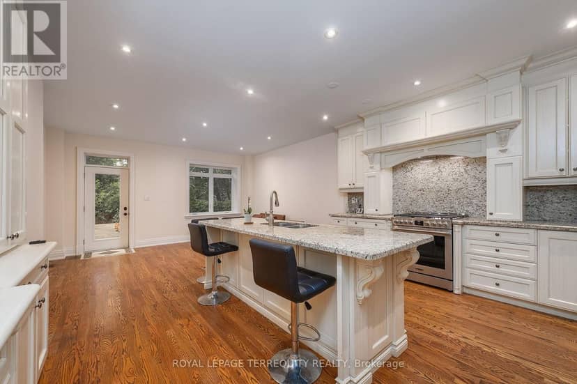 329 Walmer Road — photo 9 of 40