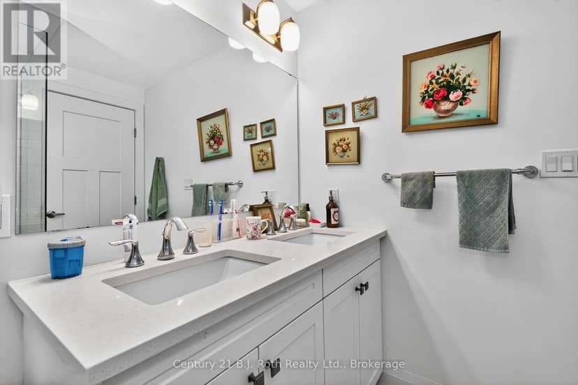 16 Samantha Lane — photo 25 of 39