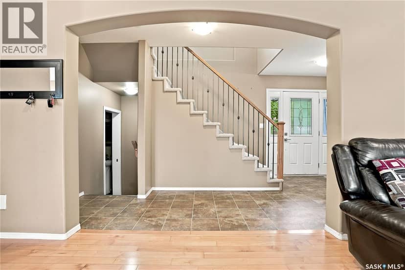 110 Stepney CRESCENT — photo 5 of 40
