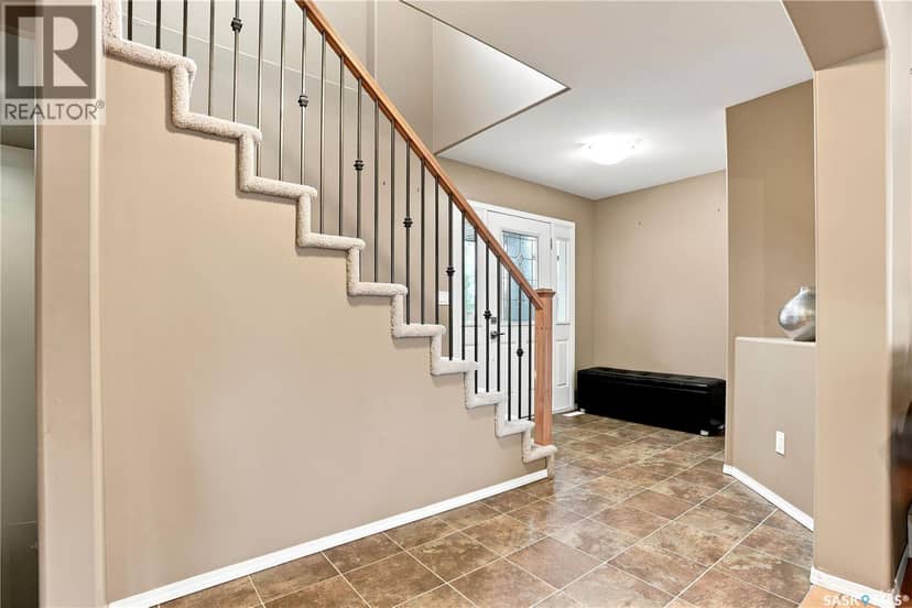 110 Stepney CRESCENT — photo 3 of 40