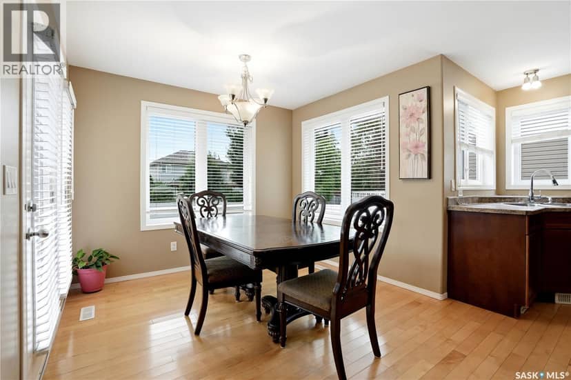 110 Stepney CRESCENT — photo 11 of 40
