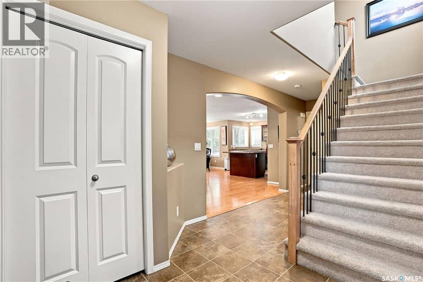 110 Stepney CRESCENT — photo 4 of 40