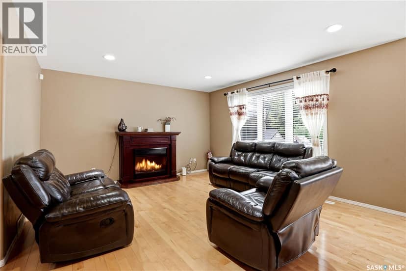 110 Stepney CRESCENT — photo 7 of 40