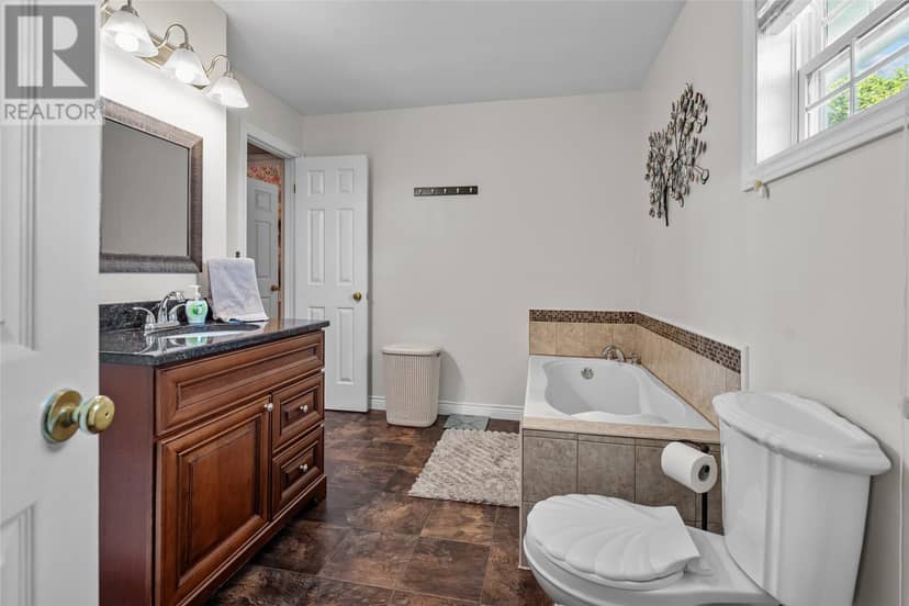 22 Greenhill Crescent — photo 34 of 36