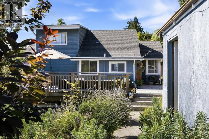 633 BEACH AVENUE, Gibsons