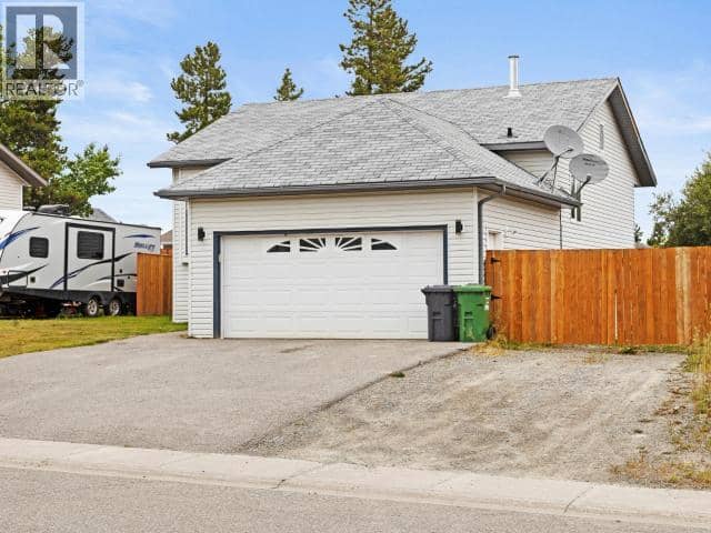 105 Pueblo Crescent — photo 2 of 25
