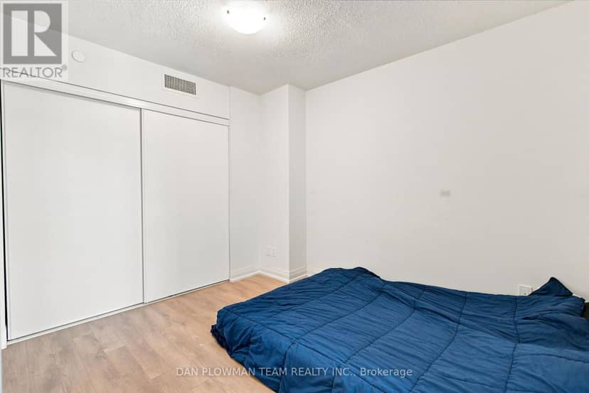 227 - 20 Meadowglen Place — photo 14 of 40
