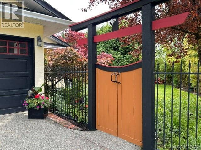 3555 Dougan Dr — photo 1 of 40