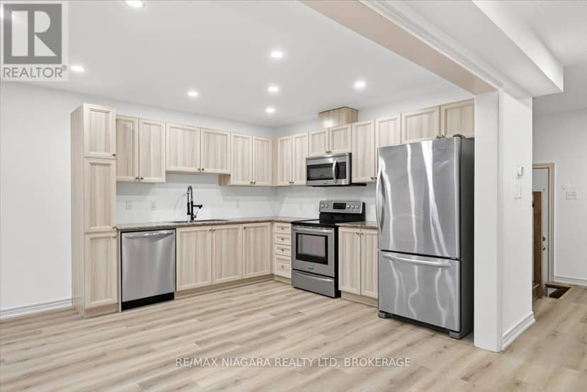12 Fred Fisher Crescent — photo 11 of 40