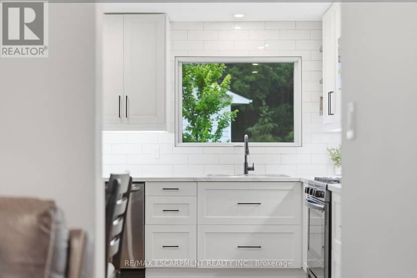 10 Taylor Crescent — photo 10 of 37