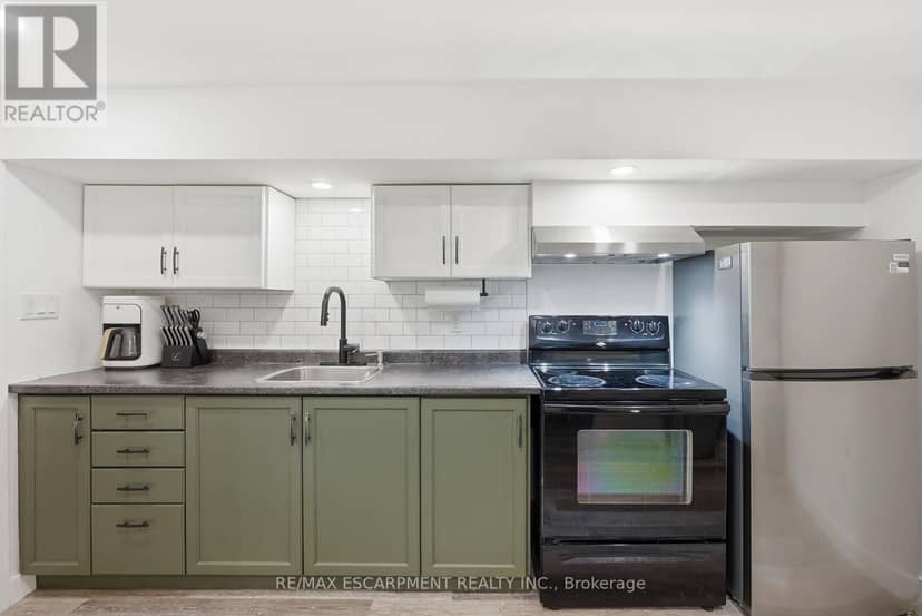 10 Taylor Crescent — photo 27 of 37