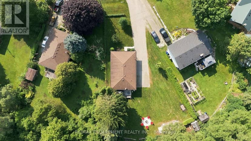 10 Taylor Crescent — photo 36 of 37