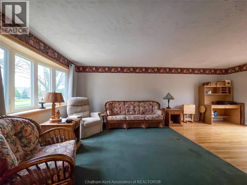 426 Victoria AVENUE — photo 11 of 40