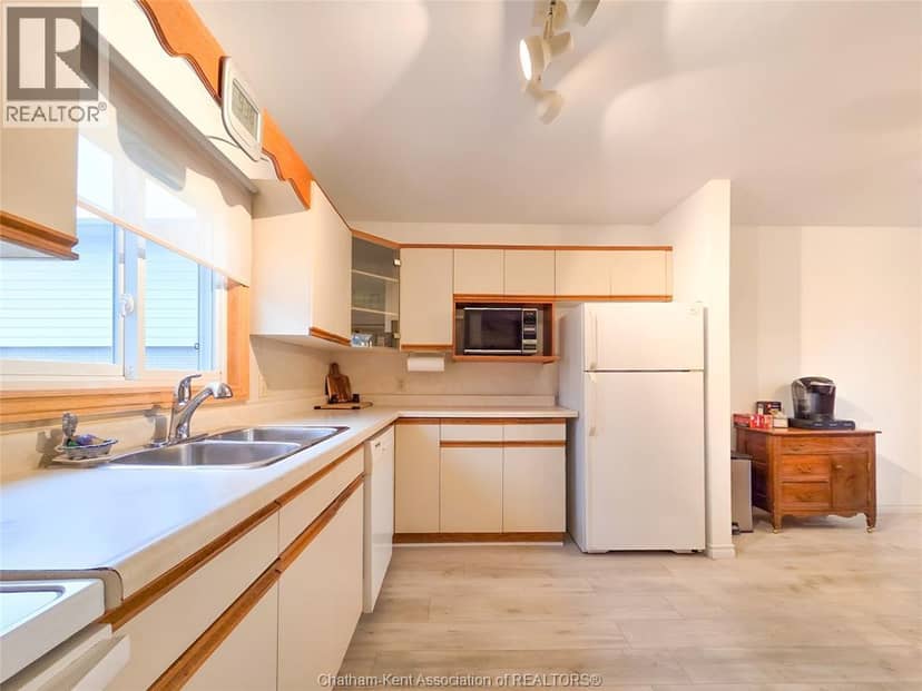 426 Victoria AVENUE — photo 17 of 40