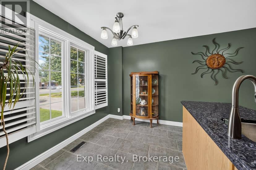 59 Avondale Road — photo 5 of 27