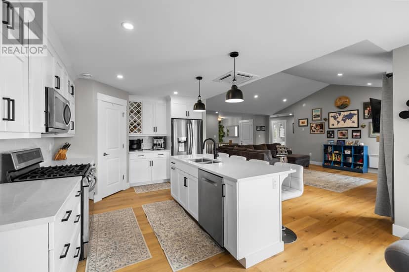 31 Lantern Crescent — photo 16 of 40
