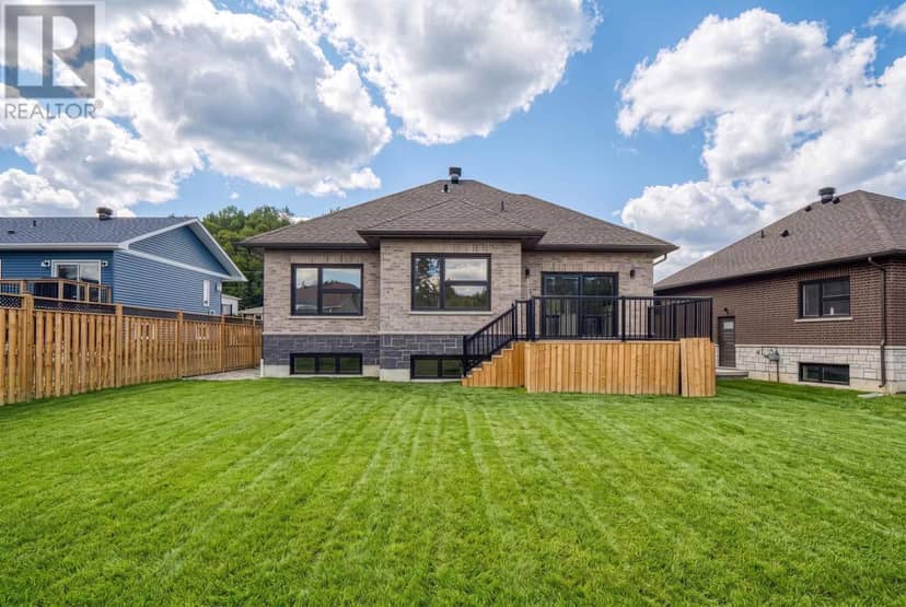 68 McLaren CRES, Elliot Lake, photo 2