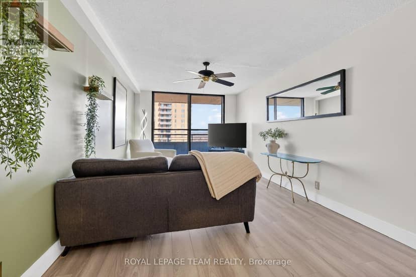 1809 - 515 St Laurent Boulevard — photo 34 of 40