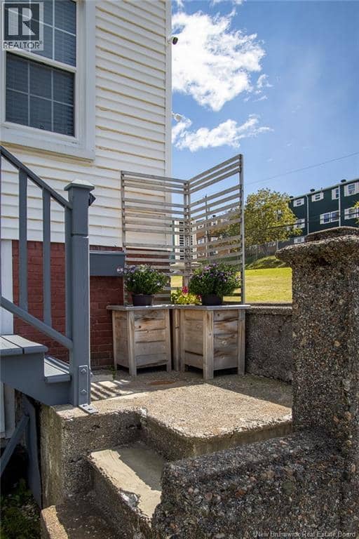 290 Tower Street — photo 4 of 40