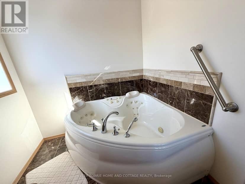 401 - 5 Bay Road — photo 10 of 28