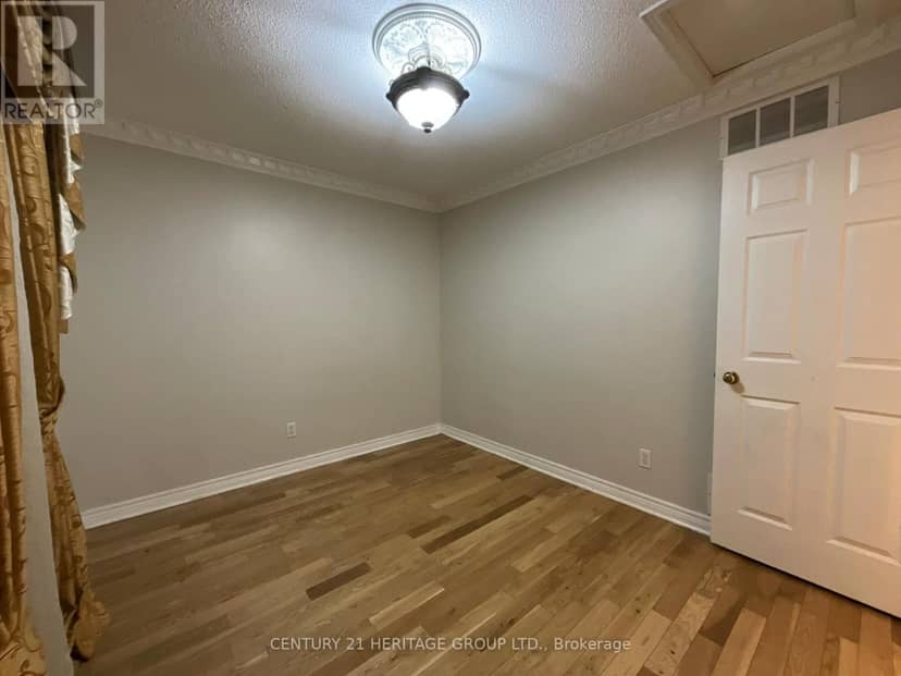 305 Sandringham Drive — photo 13 of 34
