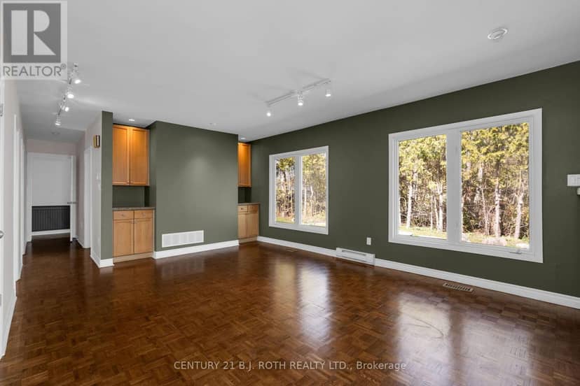 49 Lakeshore Road E — photo 16 of 34