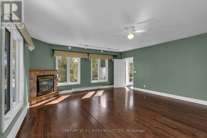 49 Lakeshore Road E — photo 18 of 34