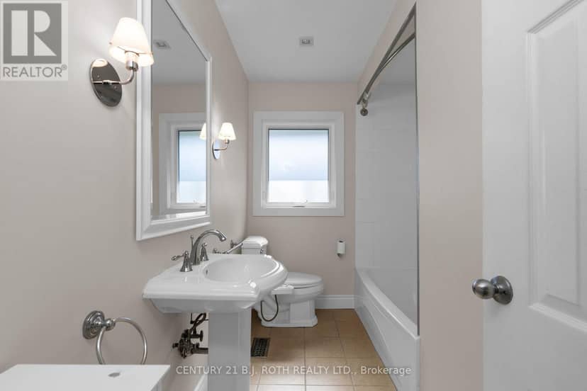 49 Lakeshore Road E — photo 25 of 34