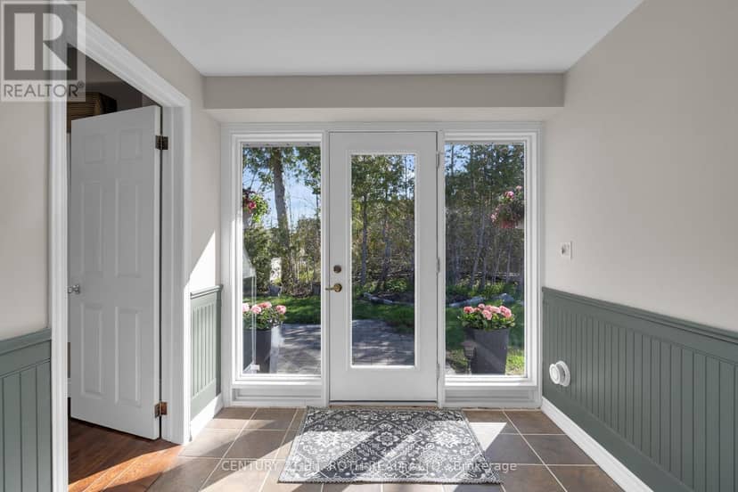 49 Lakeshore Road E — photo 4 of 34