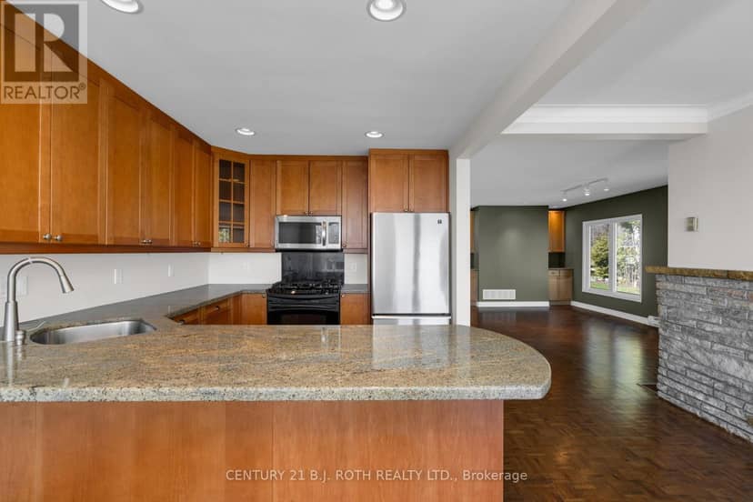 49 Lakeshore Road E — photo 7 of 34