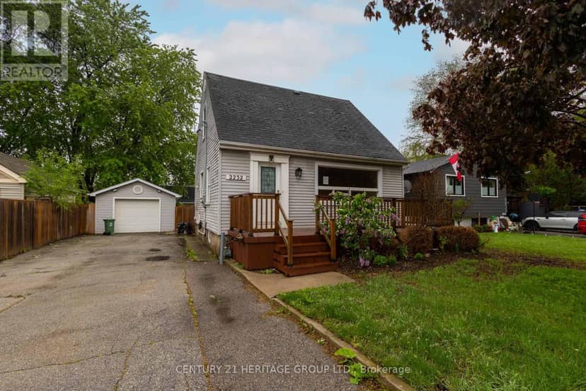2232 Queensway Drive — photo 2 of 21