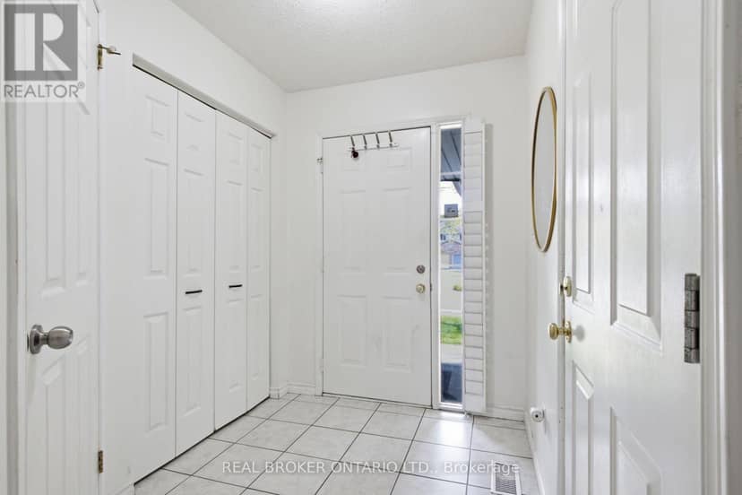 5 - 31 Schroder Crescent — photo 8 of 40