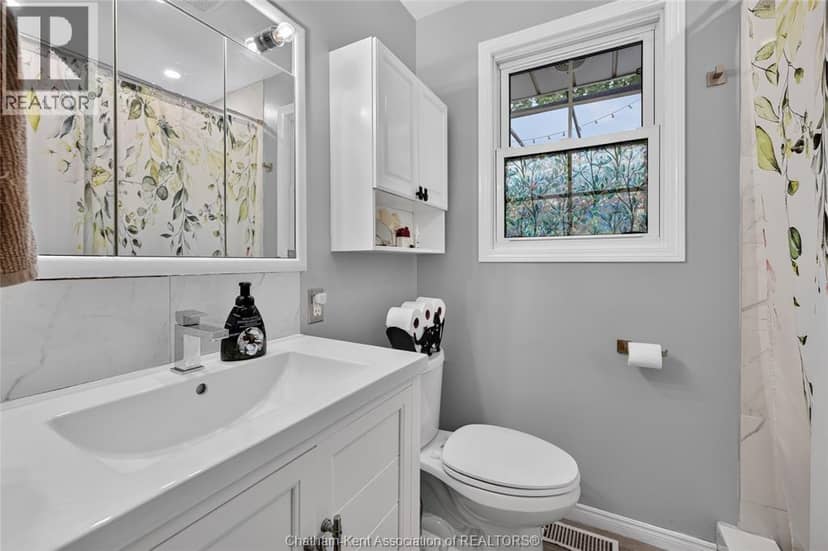 447 Sydenham Street — photo 9 of 37