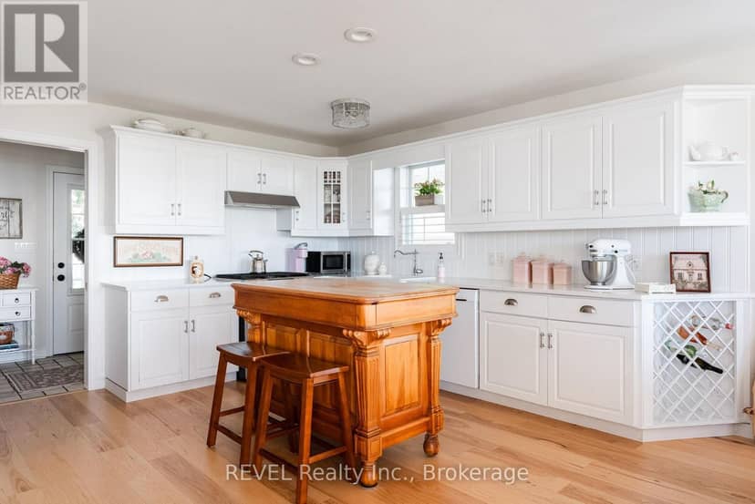 177 Lakeshore Road W — photo 11 of 40