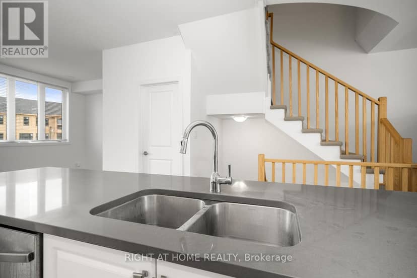 6 Blue Forest Crescent — photo 17 of 38