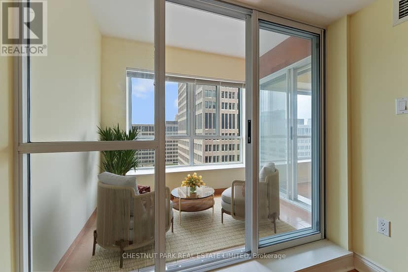 1610 - 889 Bay Street — photo 14 of 40