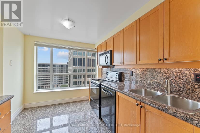 1610 - 889 Bay Street — photo 38 of 40