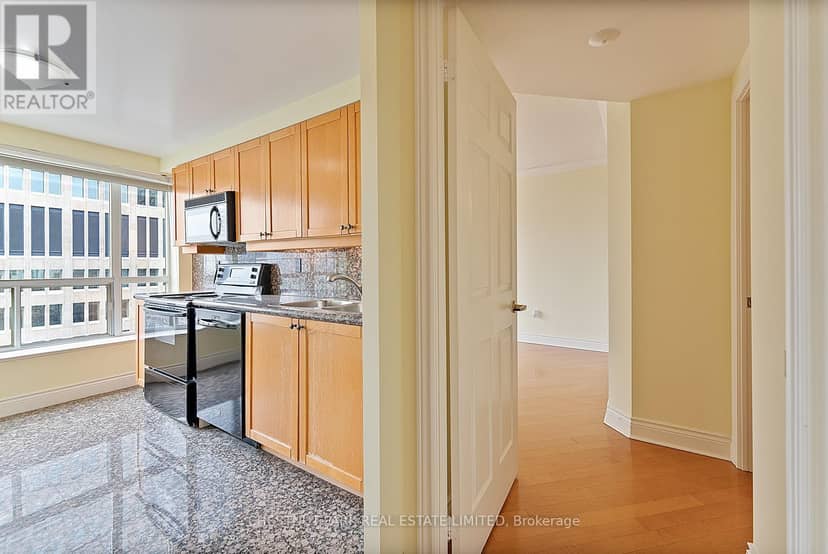 1610 - 889 Bay Street — photo 39 of 40