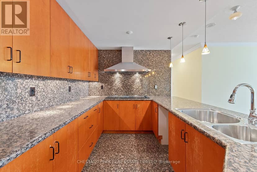 1610 - 889 Bay Street — photo 4 of 40