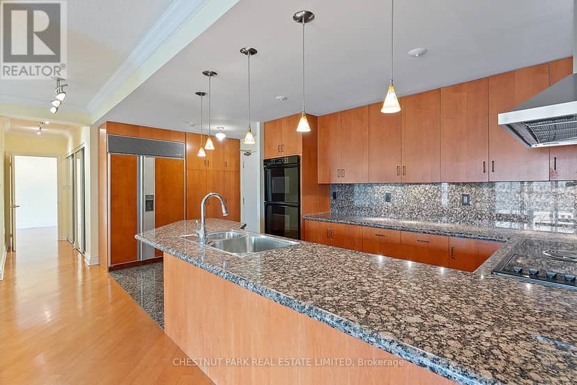 1610 - 889 Bay Street — photo 7 of 40