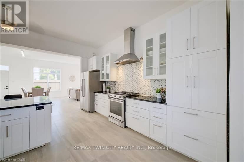 149 Woolwich Street — photo 9 of 40